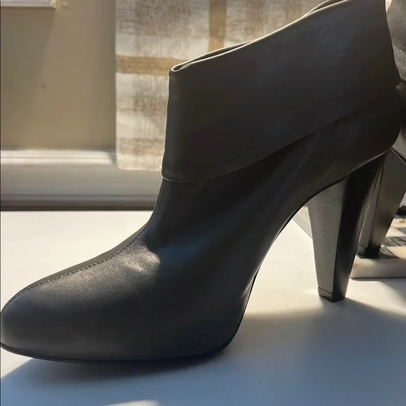 Pour La Victoire Gray Heeled Boots with Curved Heel - Picture 5 of 16